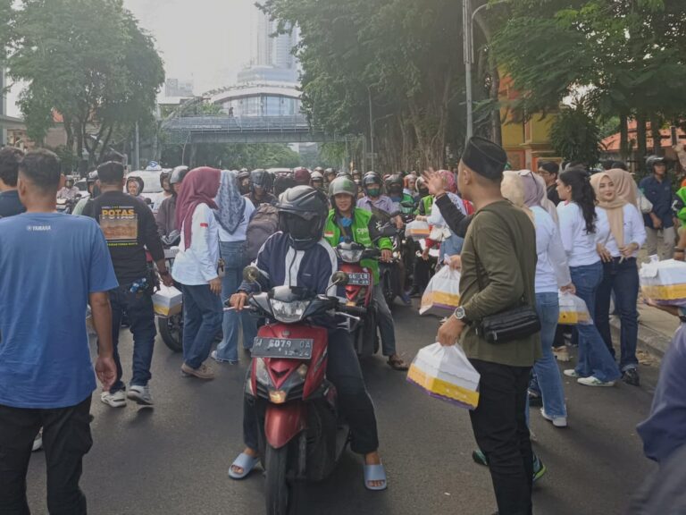 IPIP Bersama PPJI dan Wartawan POTAS Membagikan Takjil Berbuka Puasa