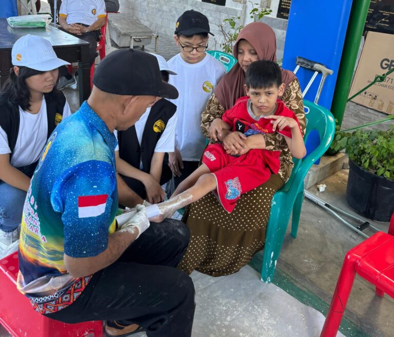 Anak-Anak Remaja Surabaya, Antusias Bantu Pasang Kaki dan Tangan Palsu Tuna Daksa