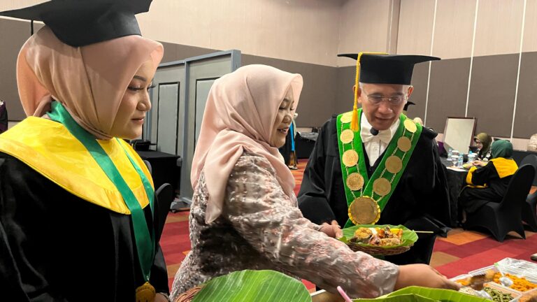 Wisudawati Unusa Berbagi Nasi Boran