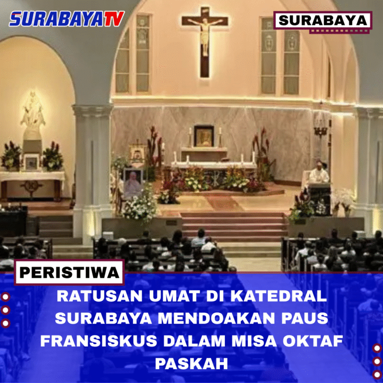 RATUSAN UMAT DI KATEDRAL SURABAYA MENDOAKAN PAUS FRANSISKUS DALAM MISA OKTAF PASKAH